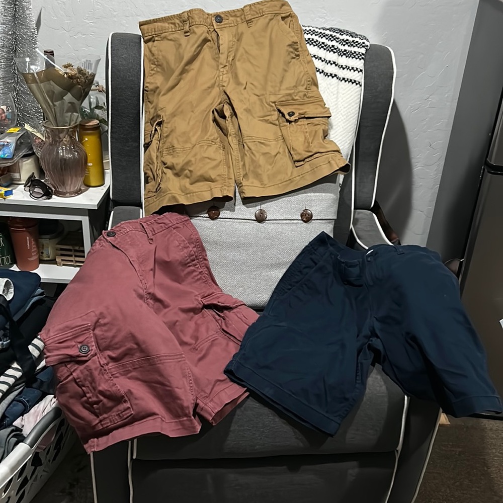 2pair of MENS/ BOYS Cargo shorts and 1 pair casual pleated shorts.